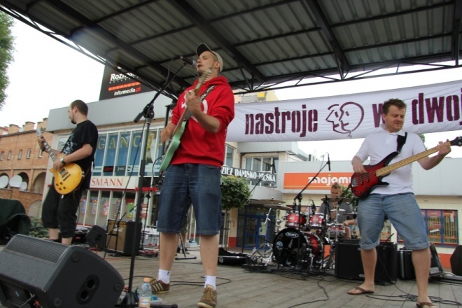 Koncert zespołu PodobaMISIę w strugach deszczu [14 VII 2012] - zdjęcie #28 - eOstroleka.pl