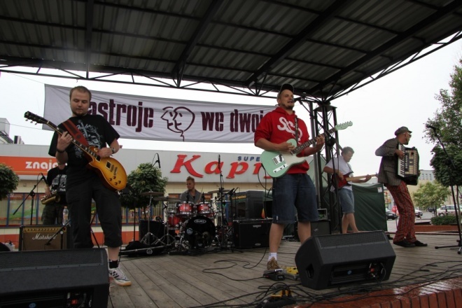 Koncert zespołu PodobaMISIę w strugach deszczu [14 VII 2012] - zdjęcie #26 - eOstroleka.pl