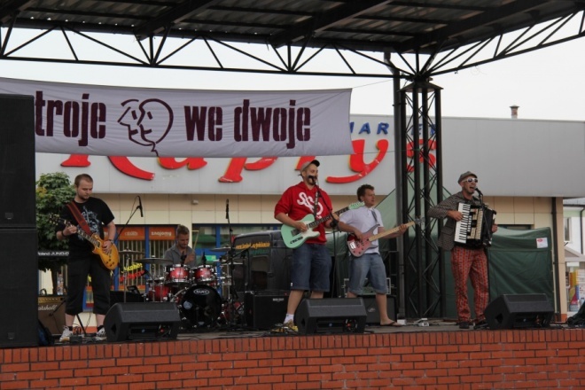Koncert zespołu PodobaMISIę w strugach deszczu [14 VII 2012] - zdjęcie #36 - eOstroleka.pl