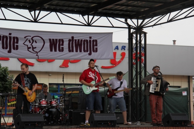 Koncert zespołu PodobaMISIę w strugach deszczu [14 VII 2012] - zdjęcie #37 - eOstroleka.pl