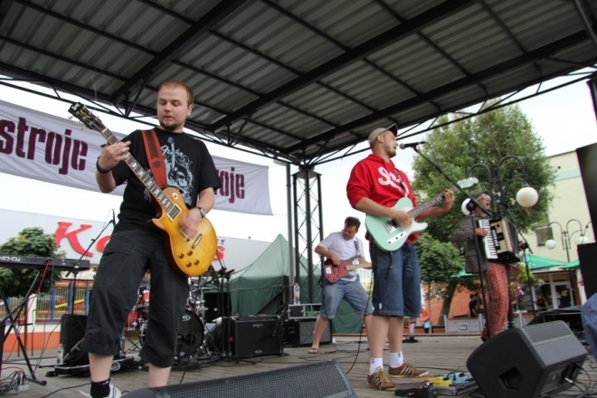 Koncert zespołu PodobaMISIę w strugach deszczu [14 VII 2012] - zdjęcie #40 - eOstroleka.pl