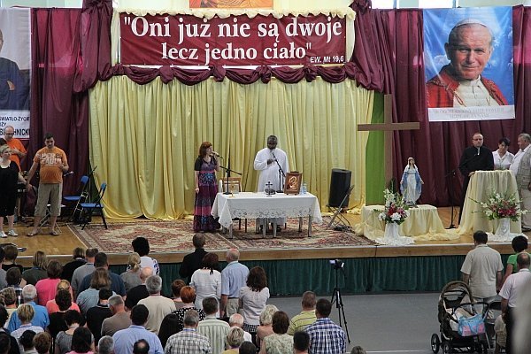 Rozpoczęły się rekolekcje Jamesa Manjackala dla małżeństw sakramentalnych [26 VII 2012] - zdjęcie #2 - eOstroleka.pl