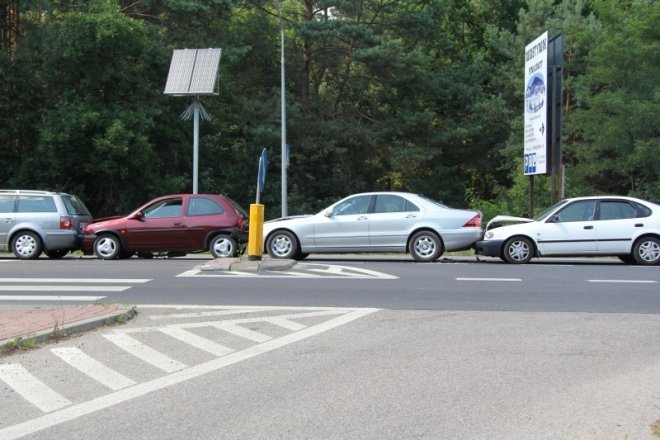 Kolizja czterech aut na ulicy Łomżyńskiej [27.VII.2012] - zdjęcie #1 - eOstroleka.pl