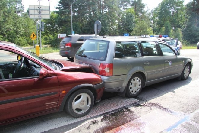 Kolizja czterech aut na ulicy Łomżyńskiej [27.VII.2012] - zdjęcie #10 - eOstroleka.pl