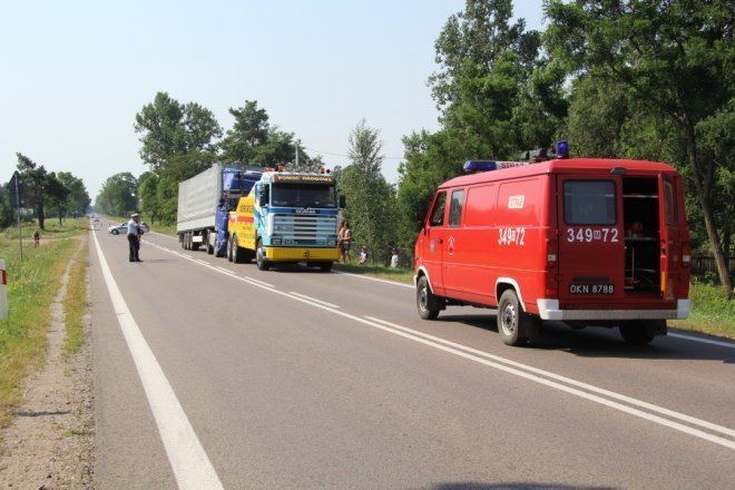 W Dobrołęce przewróciła się ciężarówka: Droga krajowa nr 61 zablokowana [28 VII 2012A] - zdjęcie #1 - eOstroleka.pl