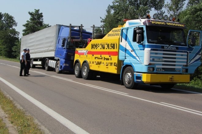 W Dobrołęce przewróciła się ciężarówka: Droga krajowa nr 61 zablokowana [28 VII 2012A] - zdjęcie #2 - eOstroleka.pl