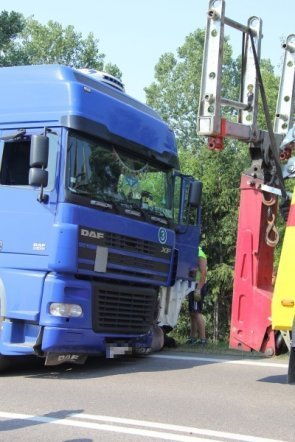 W Dobrołęce przewróciła się ciężarówka: Droga krajowa nr 61 zablokowana [28 VII 2012A] - zdjęcie #3 - eOstroleka.pl