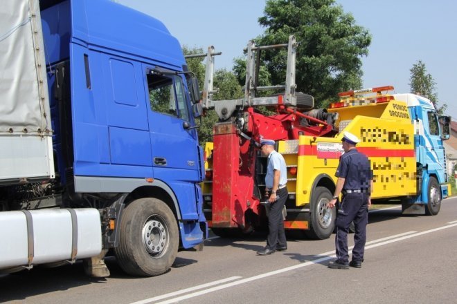 W Dobrołęce przewróciła się ciężarówka: Droga krajowa nr 61 zablokowana [28 VII 2012A] - zdjęcie #8 - eOstroleka.pl