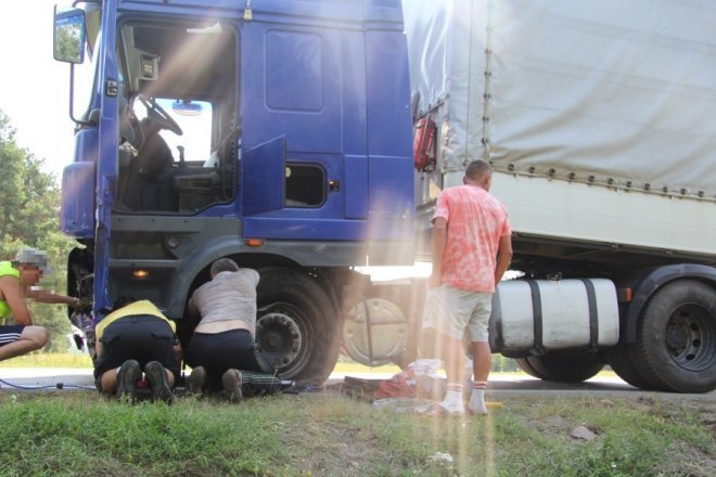 W Dobrołęce przewróciła się ciężarówka: Droga krajowa nr 61 zablokowana [28 VII 2012A] - zdjęcie #9 - eOstroleka.pl