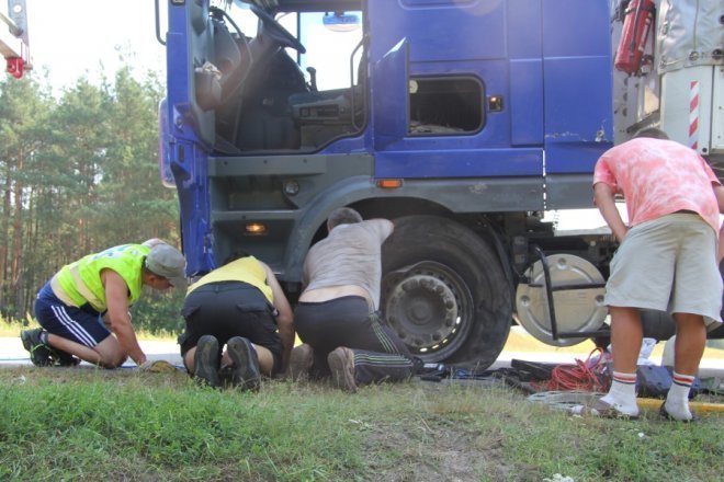 W Dobrołęce przewróciła się ciężarówka: Droga krajowa nr 61 zablokowana [28 VII 2012A] - zdjęcie #10 - eOstroleka.pl