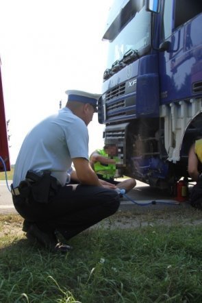 W Dobrołęce przewróciła się ciężarówka: Droga krajowa nr 61 zablokowana [28 VII 2012A] - zdjęcie #11 - eOstroleka.pl