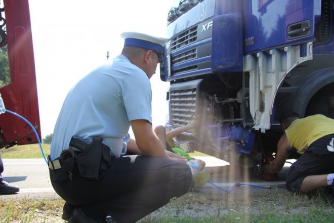 W Dobrołęce przewróciła się ciężarówka: Droga krajowa nr 61 zablokowana [28 VII 2012A] - zdjęcie #12 - eOstroleka.pl