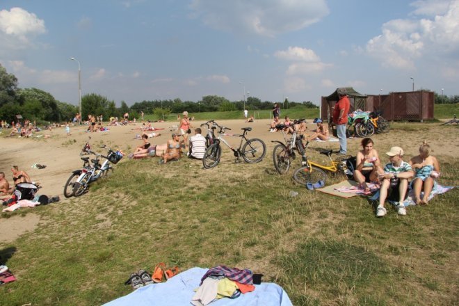 Tłumy ostrołęczan bawią się na plaży miejskiej [28 VII 2012] - zdjęcie #2 - eOstroleka.pl