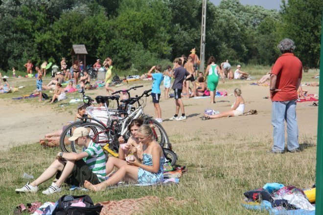 Tłumy ostrołęczan bawią się na plaży miejskiej [28 VII 2012] - zdjęcie #4 - eOstroleka.pl