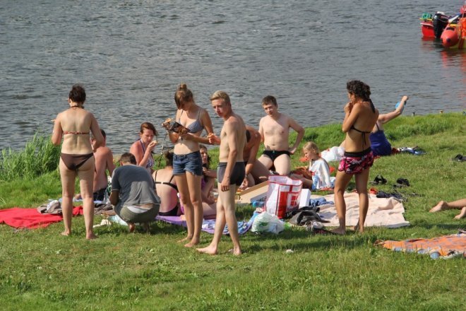 Tłumy ostrołęczan bawią się na plaży miejskiej [28 VII 2012] - zdjęcie #7 - eOstroleka.pl