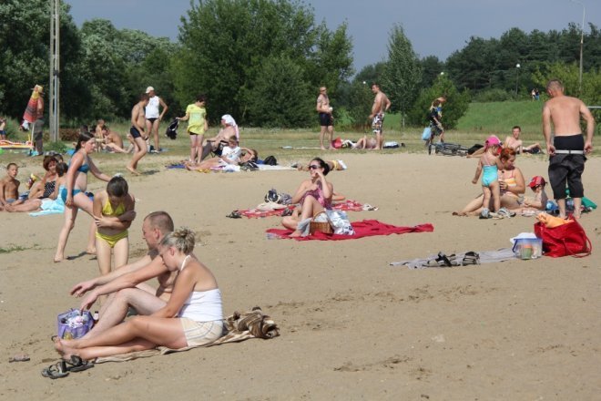 Tłumy ostrołęczan bawią się na plaży miejskiej [28 VII 2012] - zdjęcie #11 - eOstroleka.pl