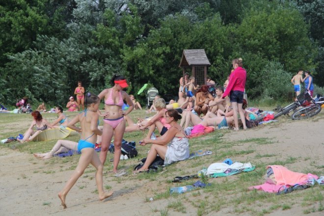 Tłumy ostrołęczan bawią się na plaży miejskiej [28 VII 2012] - zdjęcie #14 - eOstroleka.pl
