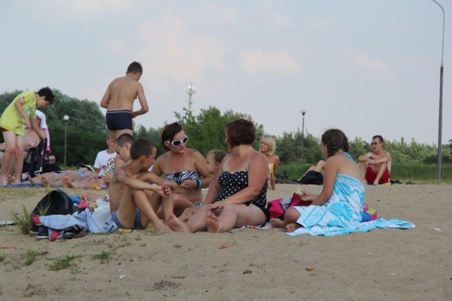 Tłumy ostrołęczan bawią się na plaży miejskiej [28 VII 2012] - zdjęcie #18 - eOstroleka.pl