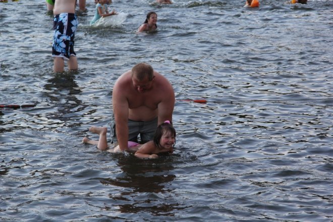Tłumy ostrołęczan bawią się na plaży miejskiej [28 VII 2012] - zdjęcie #19 - eOstroleka.pl