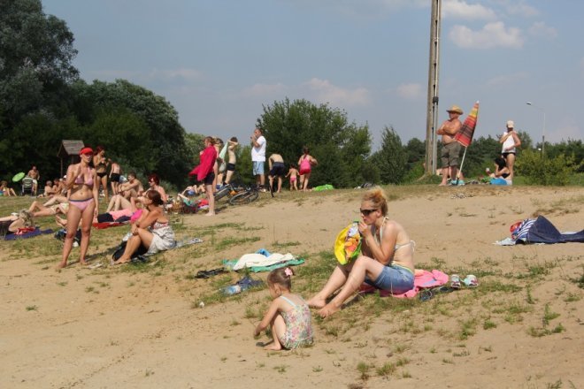 Tłumy ostrołęczan bawią się na plaży miejskiej [28 VII 2012] - zdjęcie #21 - eOstroleka.pl