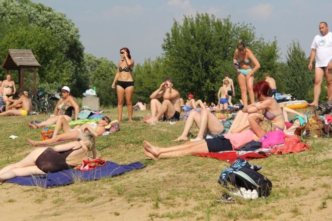 Tłumy ostrołęczan bawią się na plaży miejskiej [28 VII 2012] - zdjęcie #22 - eOstroleka.pl