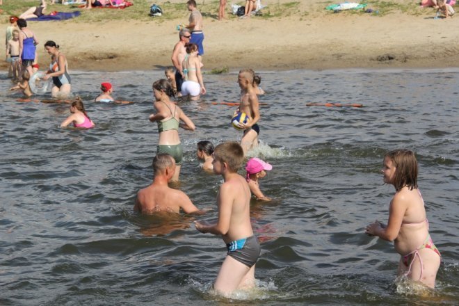 Tłumy ostrołęczan bawią się na plaży miejskiej [28 VII 2012] - zdjęcie #24 - eOstroleka.pl