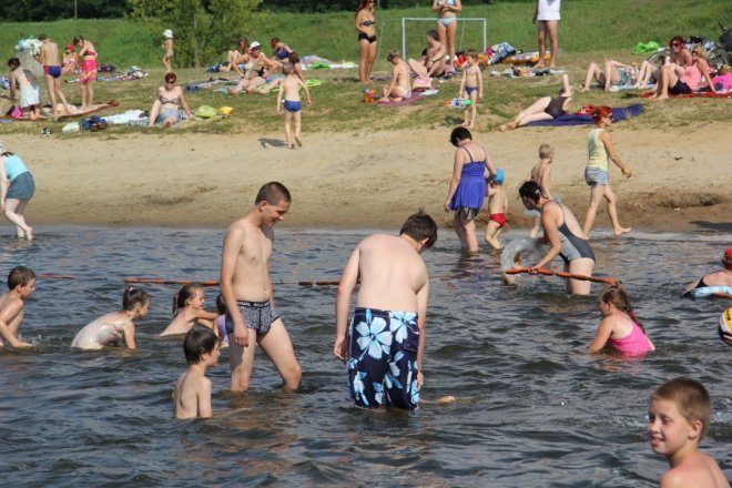 Tłumy ostrołęczan bawią się na plaży miejskiej [28 VII 2012] - zdjęcie #25 - eOstroleka.pl