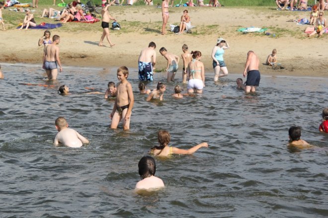 Tłumy ostrołęczan bawią się na plaży miejskiej [28 VII 2012] - zdjęcie #30 - eOstroleka.pl
