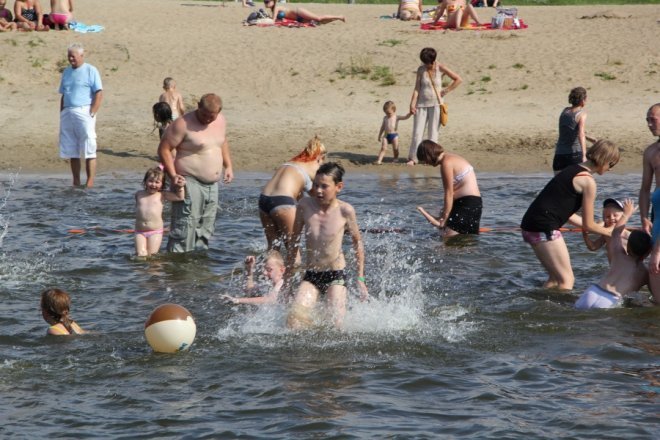 Tłumy ostrołęczan bawią się na plaży miejskiej [28 VII 2012] - zdjęcie #35 - eOstroleka.pl