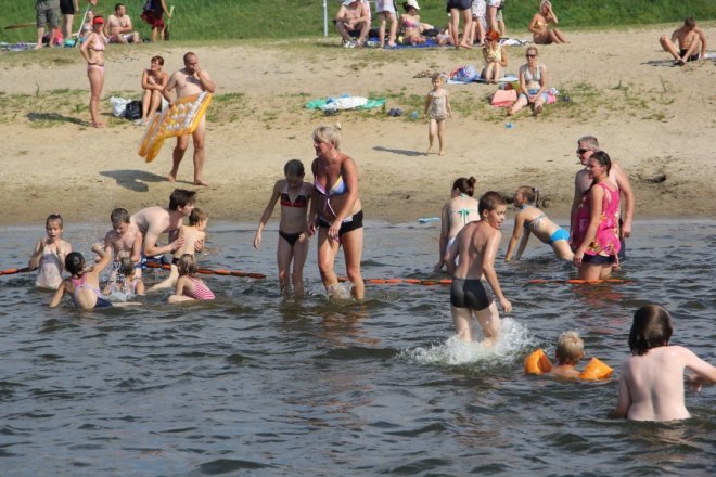 Tłumy ostrołęczan bawią się na plaży miejskiej [28 VII 2012] - zdjęcie #36 - eOstroleka.pl