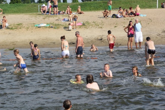 Tłumy ostrołęczan bawią się na plaży miejskiej [28 VII 2012] - zdjęcie #40 - eOstroleka.pl