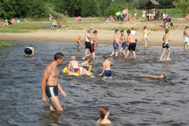 Tłumy ostrołęczan bawią się na plaży miejskiej [28 VII 2012] - zdjęcie #42 - eOstroleka.pl