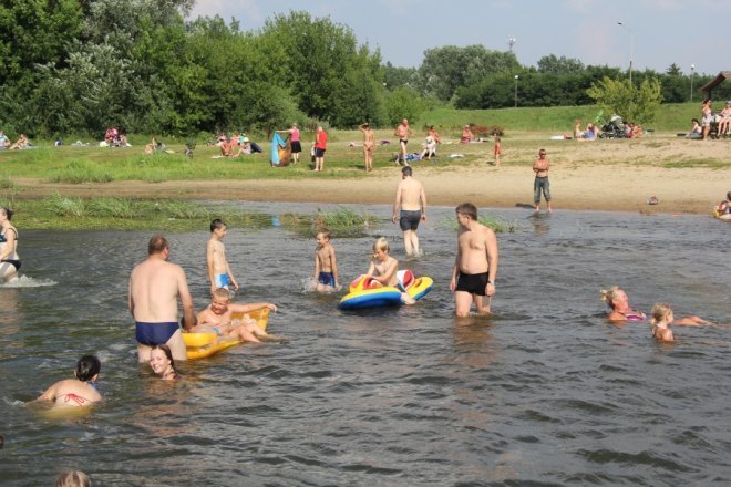Tłumy ostrołęczan bawią się na plaży miejskiej [28 VII 2012] - zdjęcie #27 - eOstroleka.pl