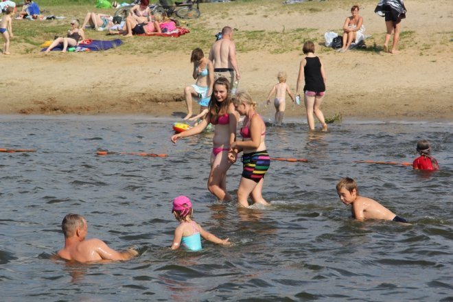 Tłumy ostrołęczan bawią się na plaży miejskiej [28 VII 2012] - zdjęcie #51 - eOstroleka.pl