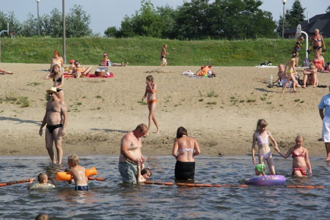 Tłumy ostrołęczan bawią się na plaży miejskiej [28 VII 2012] - zdjęcie #52 - eOstroleka.pl