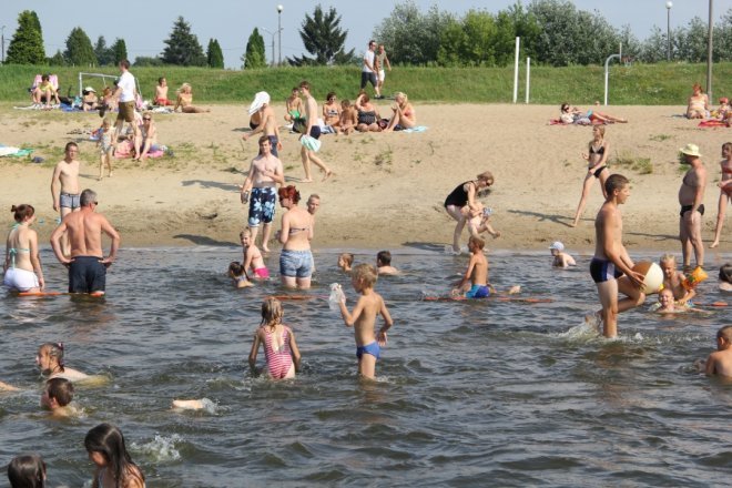 Tłumy ostrołęczan bawią się na plaży miejskiej [28 VII 2012] - zdjęcie #53 - eOstroleka.pl