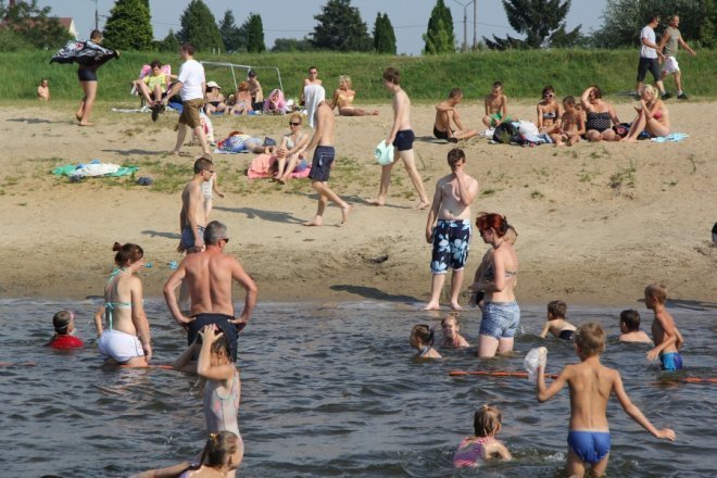 Tłumy ostrołęczan bawią się na plaży miejskiej [28 VII 2012] - zdjęcie #54 - eOstroleka.pl