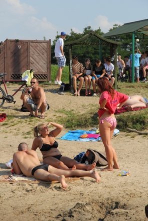 Tłumy ostrołęczan bawią się na plaży miejskiej [28 VII 2012] - zdjęcie #56 - eOstroleka.pl