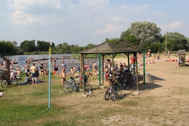 Tłumy ostrołęczan bawią się na plaży miejskiej [28 VII 2012] - zdjęcie #57 - eOstroleka.pl