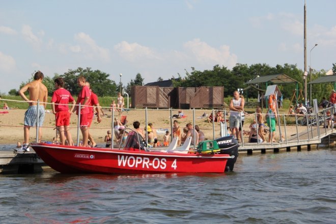 Tłumy ostrołęczan bawią się na plaży miejskiej [28 VII 2012] - zdjęcie #15 - eOstroleka.pl