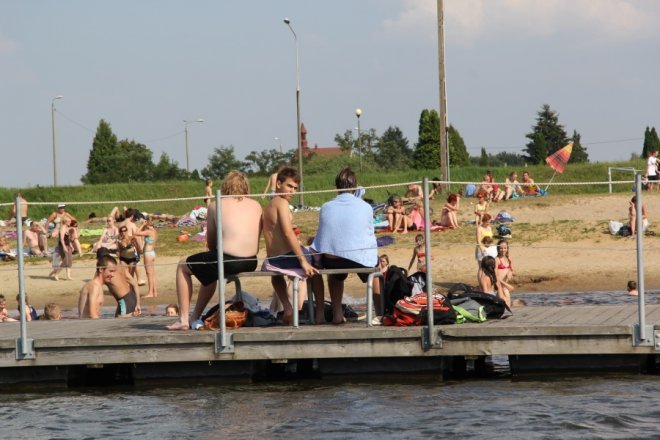 Tłumy ostrołęczan bawią się na plaży miejskiej [28 VII 2012] - zdjęcie #60 - eOstroleka.pl