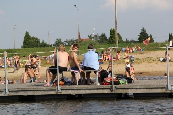 Tłumy ostrołęczan bawią się na plaży miejskiej [28 VII 2012] - zdjęcie #14 - eOstroleka.pl