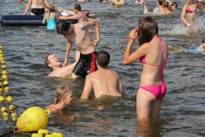 Tłumy ostrołęczan bawią się na plaży miejskiej [28 VII 2012] - zdjęcie #10 - eOstroleka.pl