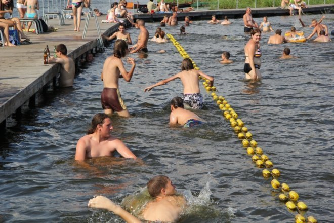Tłumy ostrołęczan bawią się na plaży miejskiej [28 VII 2012] - zdjęcie #9 - eOstroleka.pl
