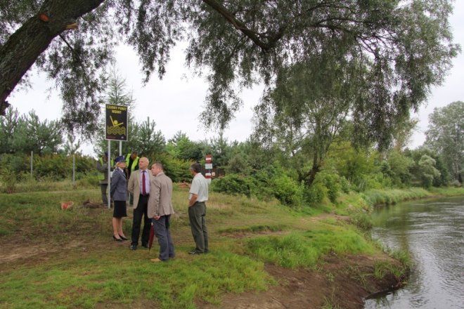 Czarny punkt na dzikim kąpielisku w Dzbeninie [14 VIII 2012] - zdjęcie #1 - eOstroleka.pl