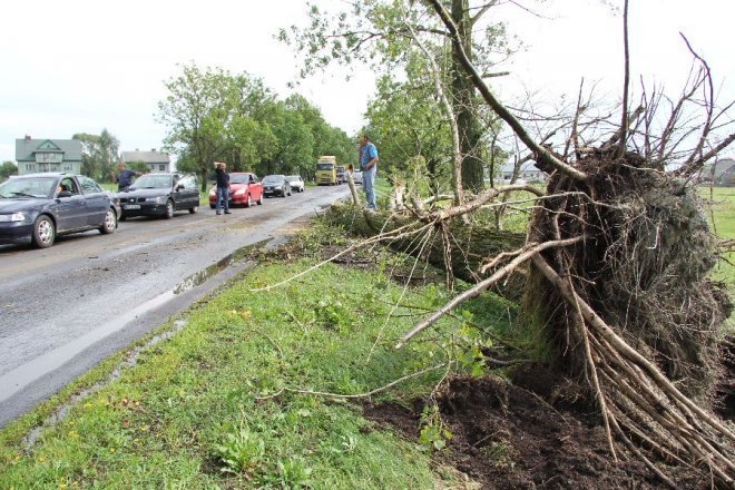 Potężna burza nad powiatem ostrołęckim: Wiatr zrywał dachy i powalał drzewa [22 VIII 2012]  - zdjęcie #13 - eOstroleka.pl