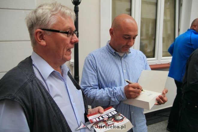 Promocja książki Bestie Tadeusza Płużańskiego [24.08.2012] - zdjęcie #26 - eOstroleka.pl