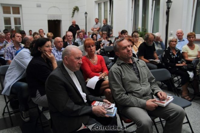 Promocja książki Bestie Tadeusza Płużańskiego [24.08.2012] - zdjęcie #18 - eOstroleka.pl