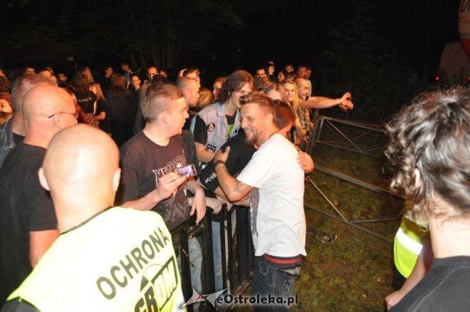Rockołęka 2012: Robert „Litza” Friedrich rozdaje autografy po koncercie Luxtorpedy [25.08.2012] - zdjęcie #4 - eOstroleka.pl