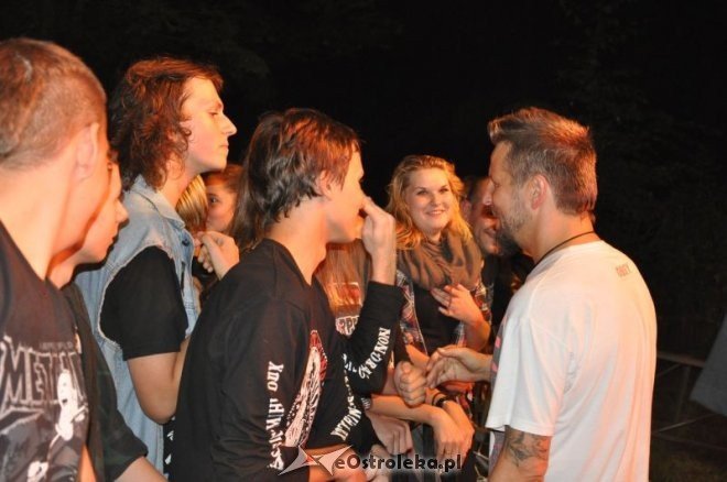 Rockołęka 2012: Robert „Litza” Friedrich rozdaje autografy po koncercie Luxtorpedy [25.08.2012] - zdjęcie #9 - eOstroleka.pl